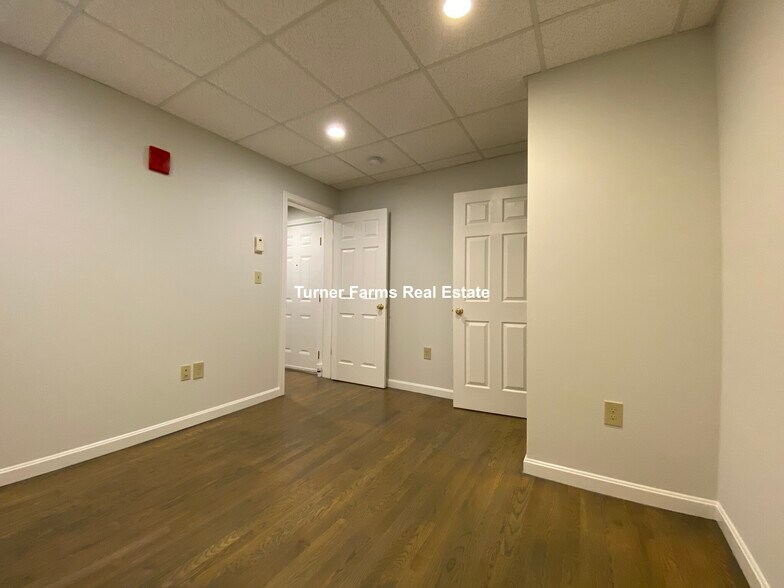 Building Photo - 73 Park Dr