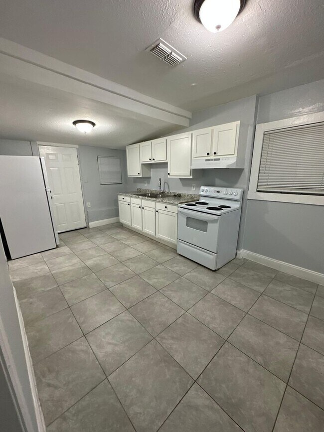 Building Photo - Fully Renovated 3/1 Single Family House Available for Immediate Rent!