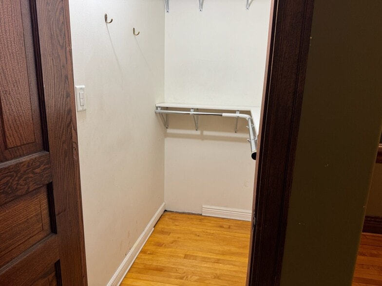 Closet2 - 3248 W Evergreen Ave