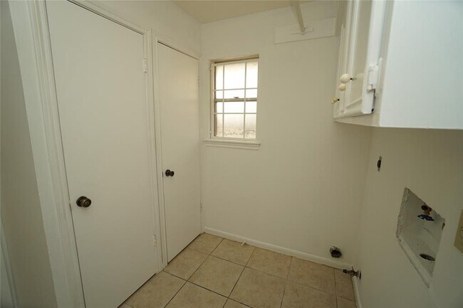 Building Photo - 7827 Candle Ln