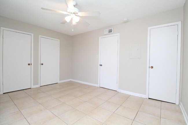 Building Photo - Updated 1-Bedroom Condo in Bay Winds – Wat...