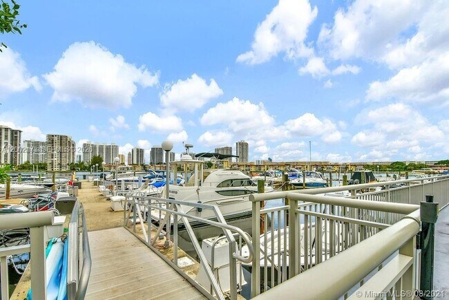 Building Photo - 18041 Biscayne Blvd