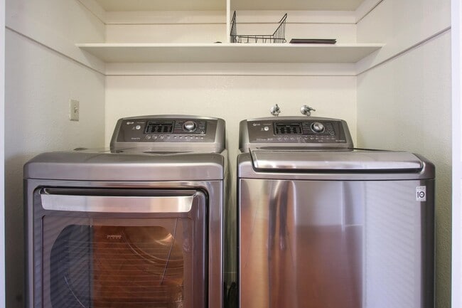 Building Photo - 2 bedroom 2 bath Condo in great neighborhood $3500