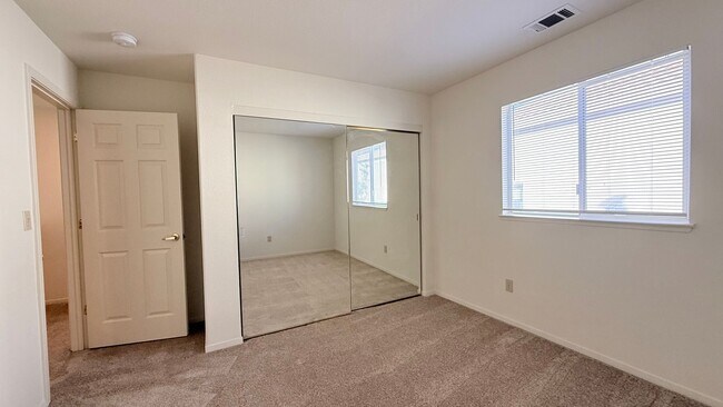 Building Photo - 1126 Vista Pointe Cir