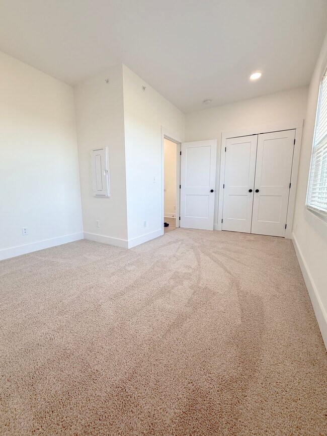 Building Photo - 2-Bedroom with Flex Room, Pool, and Pickleball Court in Cookeville