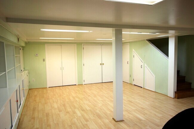 Building Photo - 532 Old Stone Brook