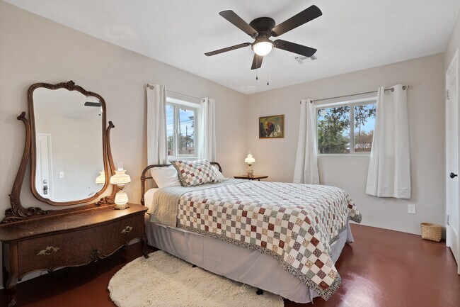 Building Photo - 3816 E Lee St