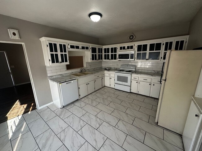 Building Photo - 708 Powell St