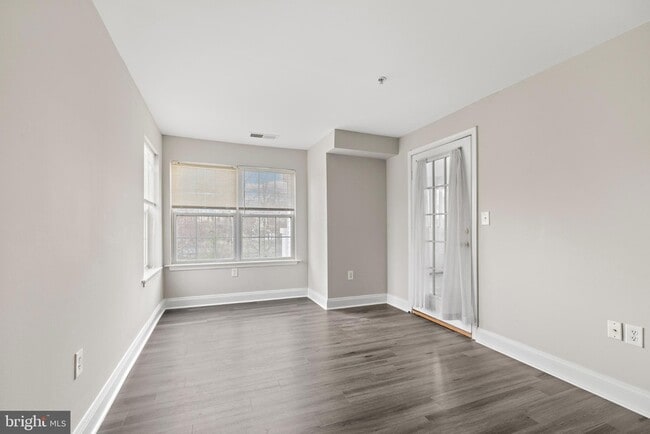 Building Photo - 6520 Lake Park Dr