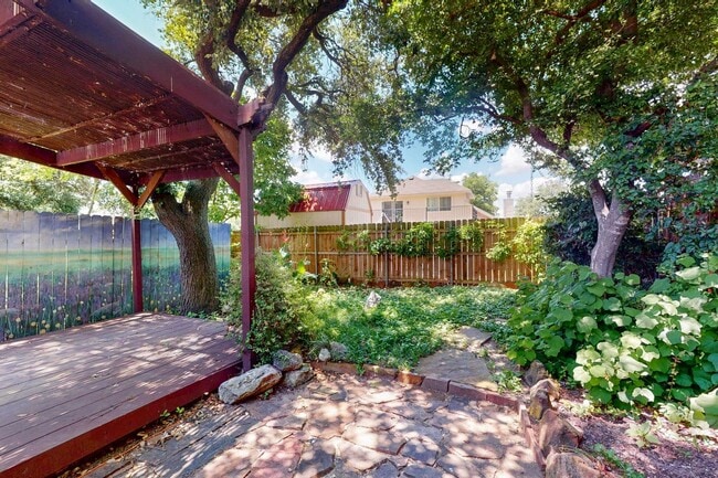 Building Photo - Spacious Townhome with Lake Views on a Pri...