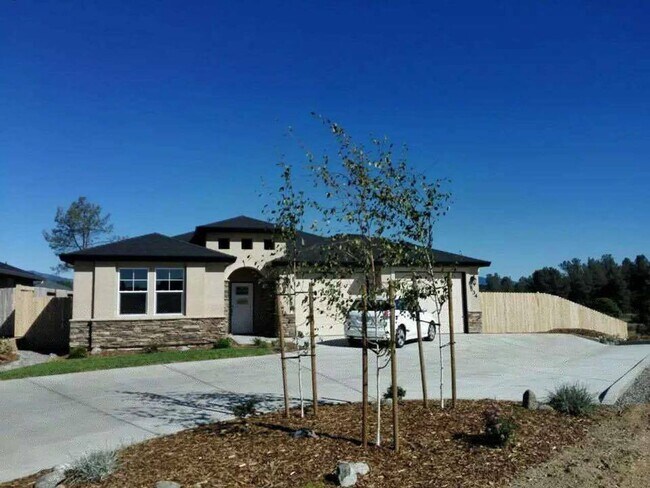 Building Photo - 4-bedroom, 3-bath home in Redding- Location, Location, Location!