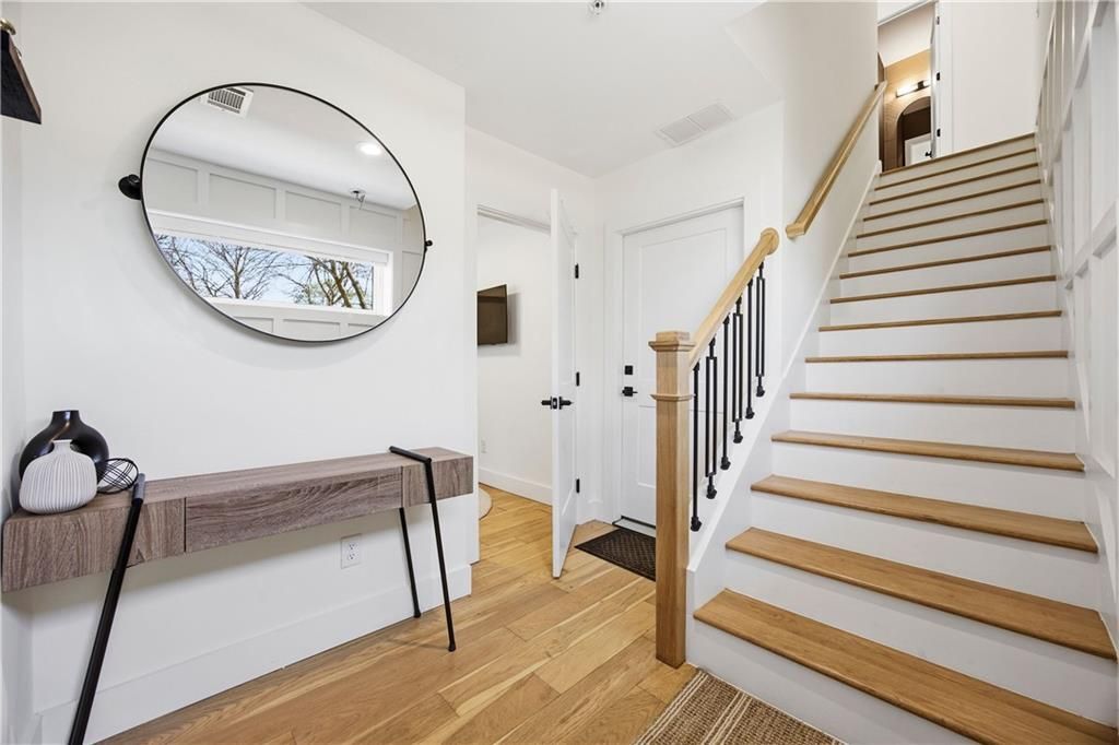 Building Photo - 434 Markham St SW