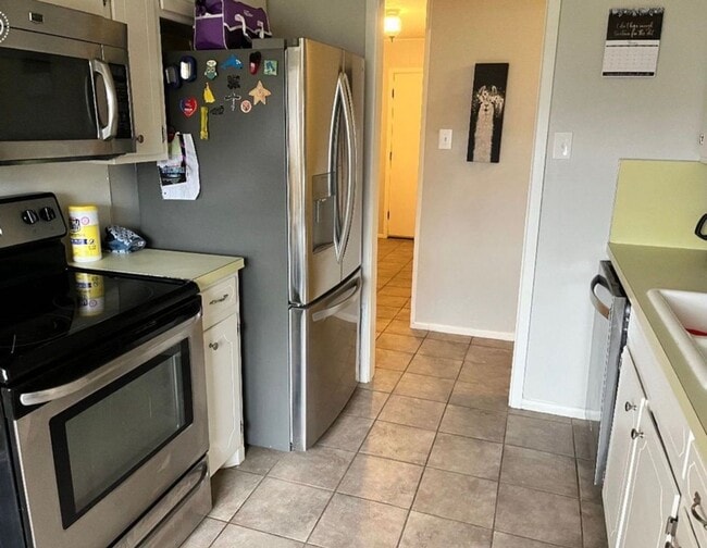 Building Photo - 3 Bedroom Available April 1st