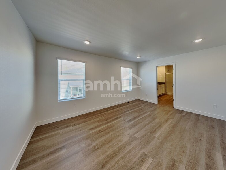 Building Photo - 4847 85th Dr NE