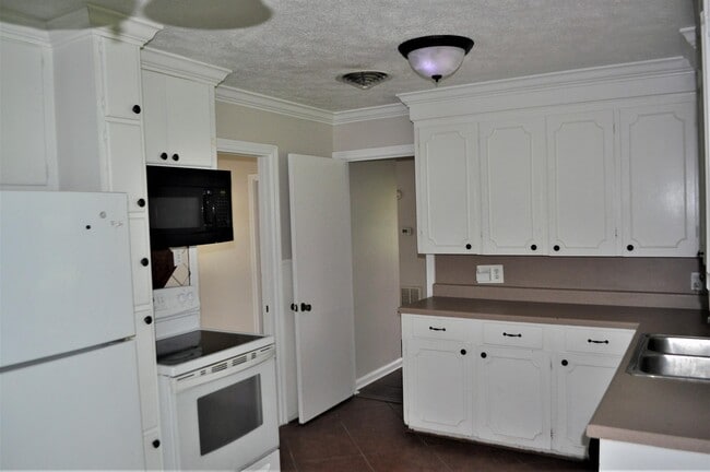 Building Photo - 3921 Creole St