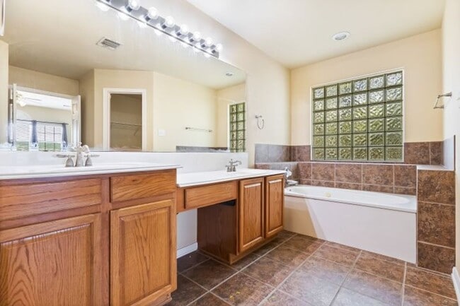 Building Photo - 4 bedroom / 2 bathroom