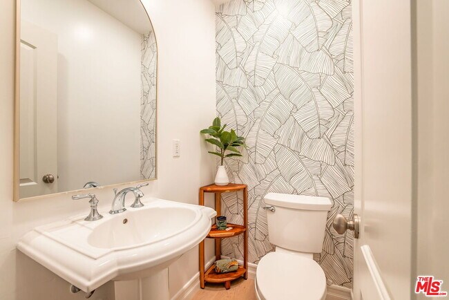 Building Photo - 3942 Glenridge Dr