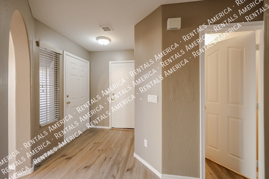 Building Photo - 3719 E Inverness Ave