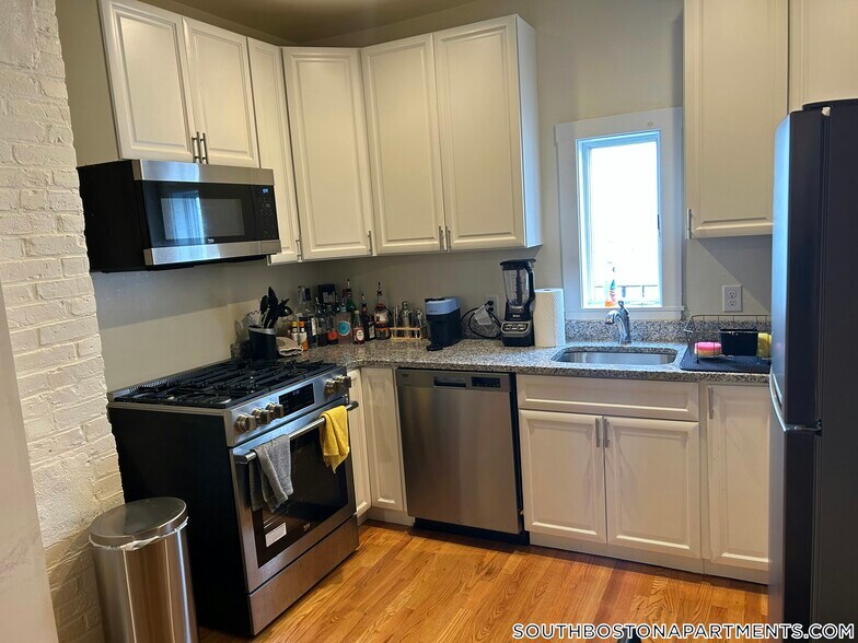 Building Photo - 525 E 3rd St