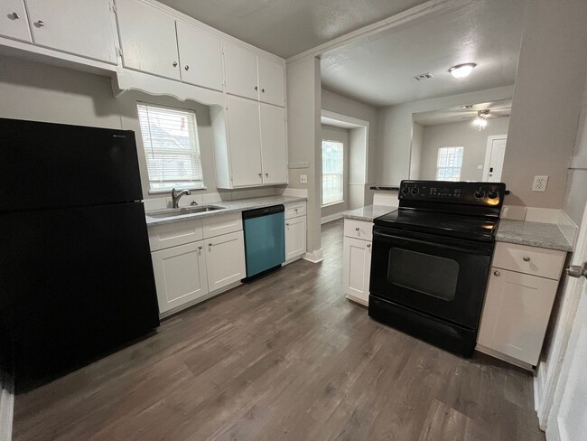 Building Photo - 3 bedroom 2 bath!