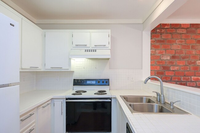 Building Photo - Great Location! 2 bedroom, 2.5 Bathroom To...