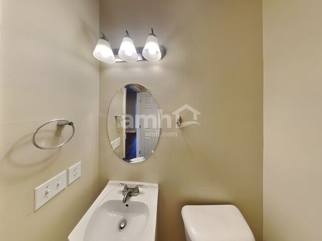 Building Photo - 7028 Oak Brook Terrace
