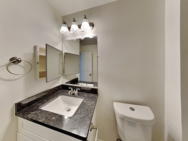Building Photo - 16410 Tudor Point Ct