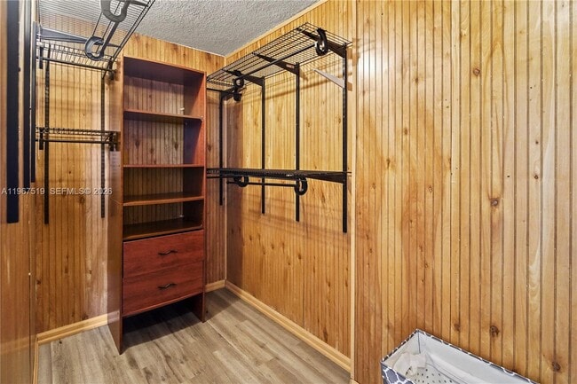 Building Photo - 4400 Hillcrest Dr