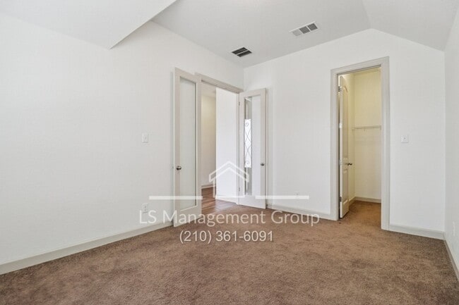 Building Photo - 1041 Water Oak