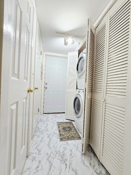 Building Photo - 821-21 Creek Ct