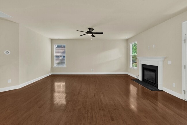 Building Photo - 4 Bedroom Home with 2 Car Garage & Fenced Yard!