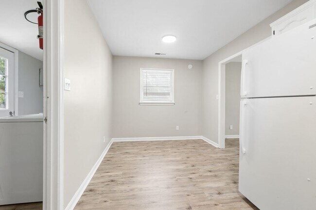 Building Photo - 211 Woodview Ave