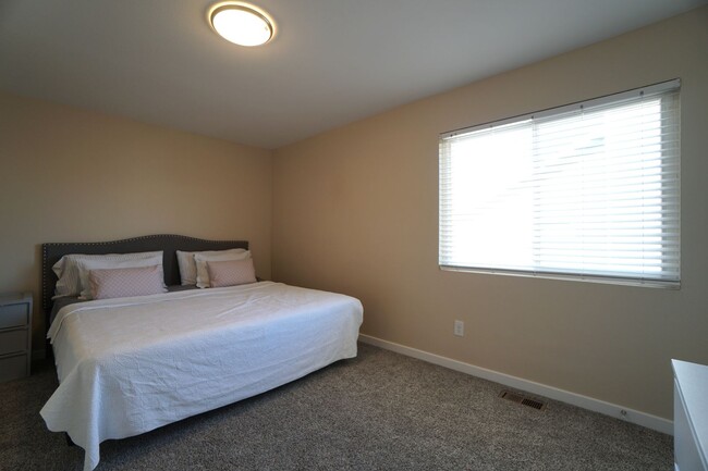 Building Photo - 7980 Camfield Cir