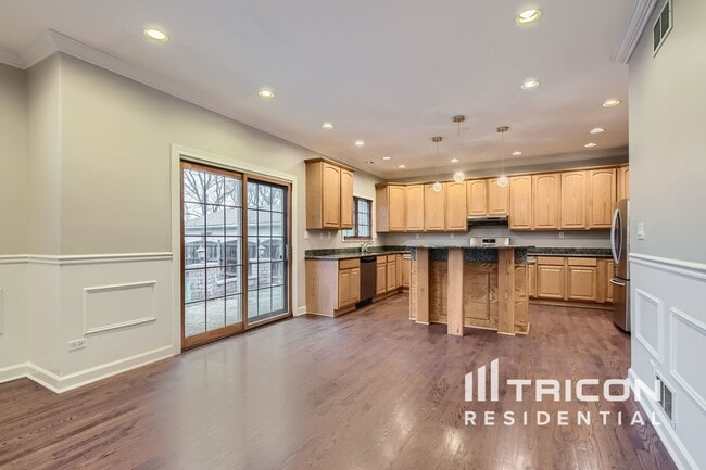 Building Photo - 7944 Lamon Ave
