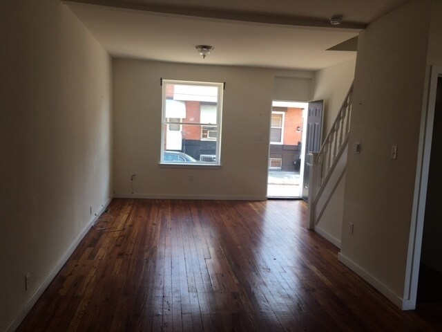Building Photo - 2 BED 1 BATH house in South Philly!