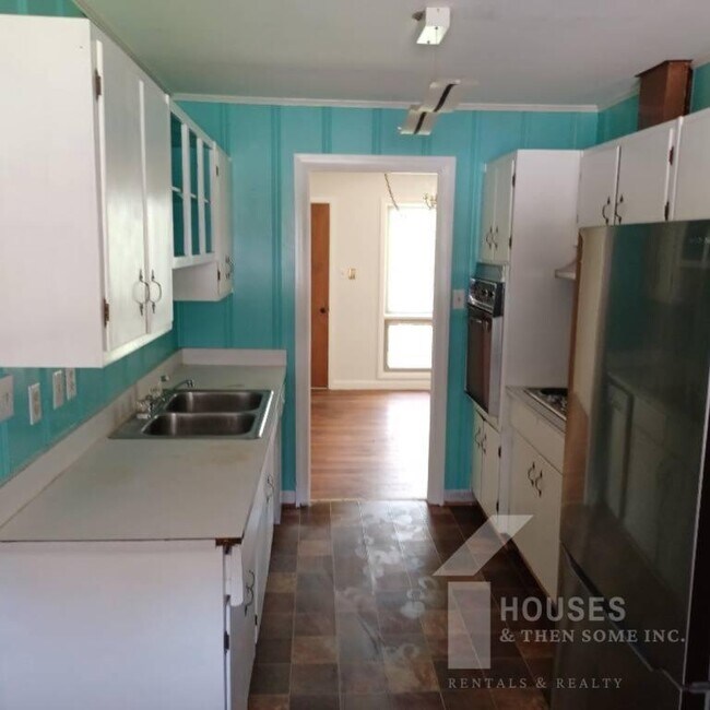 Building Photo - 136 Forest Hills Dr