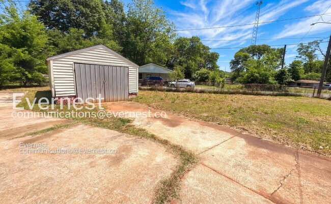 Building Photo - 200 Woodward Dr