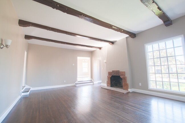 Building Photo - Amazing 3 bed 2.5 bath single family house...
