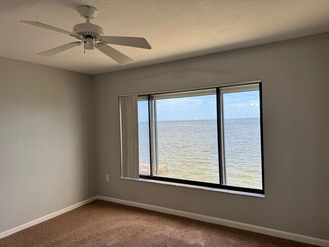Building Photo - Directly on the River, what a view!!