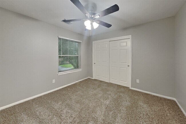Building Photo - 719 Fernglade Dr