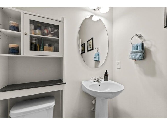 Building Photo - 775 Roselyn Dr