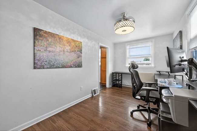 Building Photo - 3 Bedroom, 1 Bath Smart Fully Furnished To...