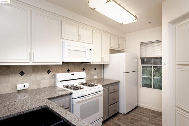 Building Photo - 220 Caldecott Ln