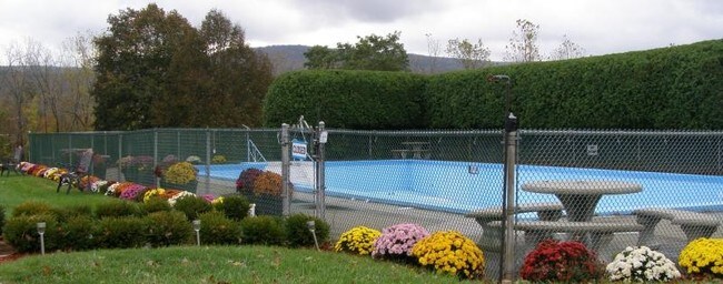 Colonial Gardens Apartments - 3 Highview Dr Pittsfield MA 01201