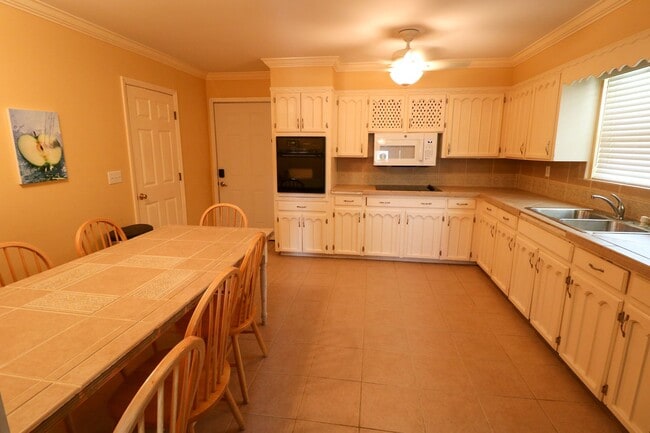 Building Photo - Wonderful Lake Home