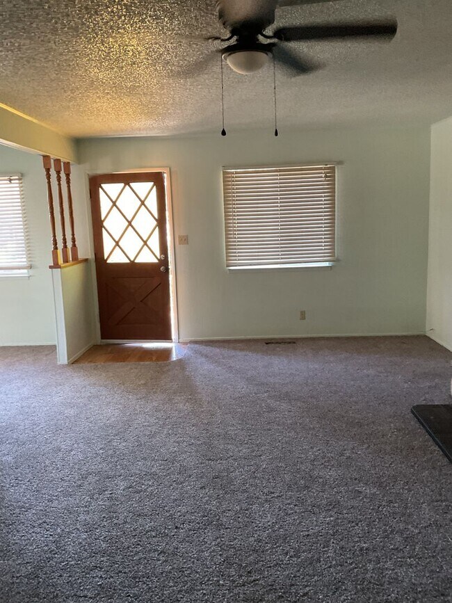 Building Photo - Two story 4 bedroom 2 bath home, Magalia