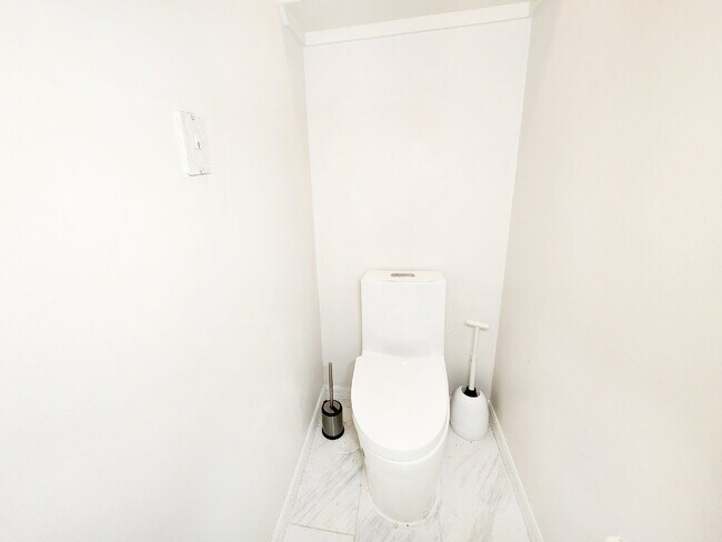 Building Photo - "3-Bed, 3-Bath Gem in New Port Richey with 2,233 Sq Ft of Living Space!"