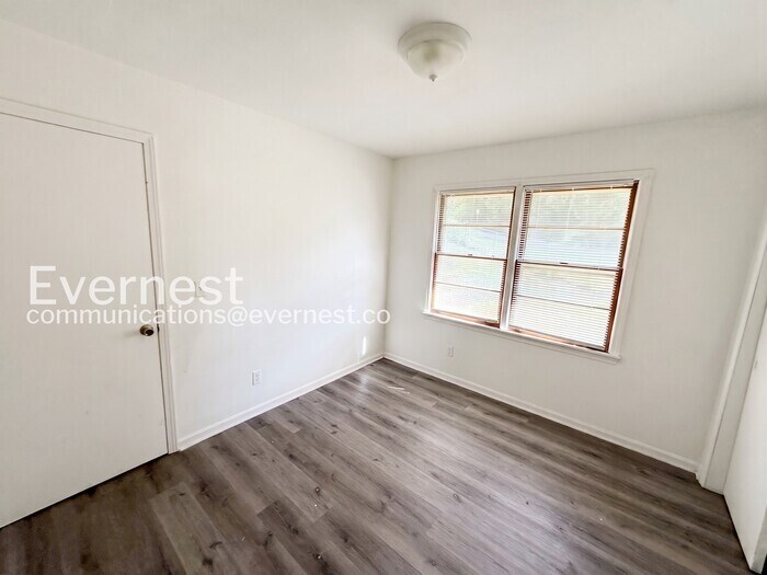 Building Photo - 730 82nd Pl S