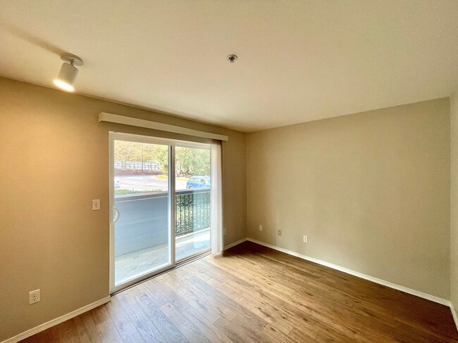 Building Photo - Great Condo For Rent