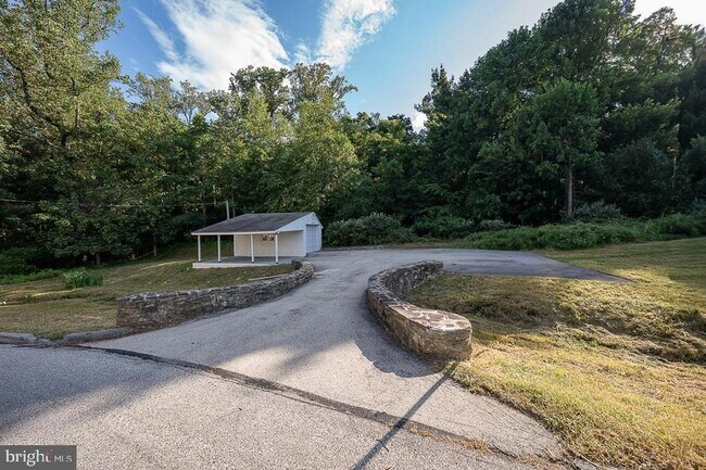 Building Photo - 875 Old State Rd